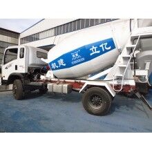 專業(yè)生產(chǎn)小型混凝土罐車，億立實(shí)業(yè)2m3攪拌罐車